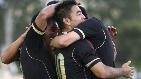 Marco Fabian (c) recibe la felicitación de sus compañeros tras conseguir un gol ante Bielorrusia.