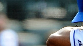 El relevista panameño Manny Acosta (46) sale  del juego tras permitir un cuadranguelar  de tres  carreras a los Filis en la novena entrada.