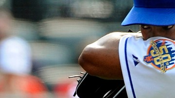 El relevista panameño Manny Acosta (46) sale  del juego tras permitir un cuadranguelar  de tres  carreras a los Filis en la novena entrada.