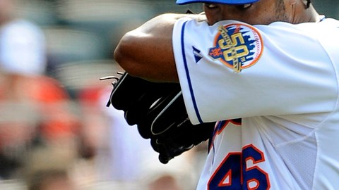El relevista panameño Manny Acosta (46) sale  del juego tras permitir un cuadranguelar  de tres  carreras a los Filis en la novena entrada.