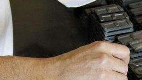 Un preso selecciona las letras y números que se utilizan para hacer una placa conmemorativa especial en las industrias penitenciarias de la Prisión Estatal de Folsom en Folsom, California.