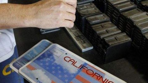 Un preso selecciona las letras y números que se utilizan para hacer una placa conmemorativa especial en las industrias penitenciarias de la Prisión Estatal de Folsom en Folsom, California.