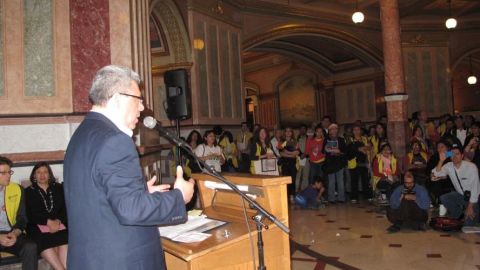 El locutor radiofónico Javier Salas lidera la campaña en pro de las licencias en los medios de comunicación en español, según la ICIRR.