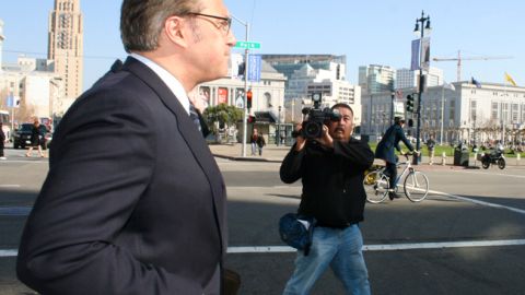 El sheriff Ross Mirkarimi se declaró culpable de otro cargo y se libró de un juicio.