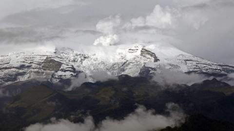 El volcán está ubicado entre los límites de los departamentos de Caldas y Tolima, y se alza 5,321 metros sobre el nivel del mar.