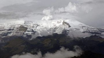 El volcán está ubicado entre los límites de los departamentos de Caldas y Tolima, y se alza 5,321 metros sobre el nivel del mar.