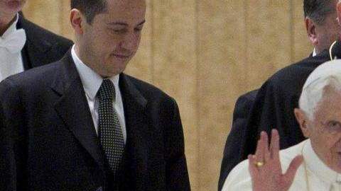 Paolo Gabriele, identificado por fuentes vaticanas como el mayordomo del Papa (izq.), junto a su Santidad  en el Vaticano.