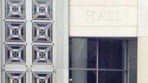 Unos 40 manifestantes marcharon esposados hasta el frente de la Alcaldía.