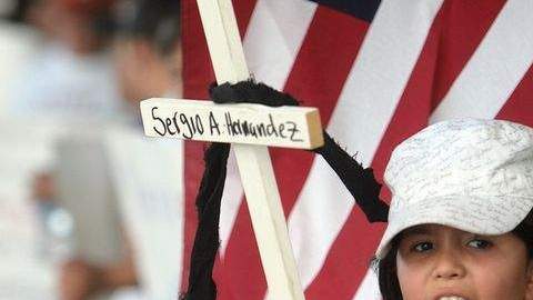 La menor hispana Alondra Rojas de 9 años interviene en una protesta por la muerte del inmigrante  Sergio Adrián Hernández Guereca ocurrida en la frontera.