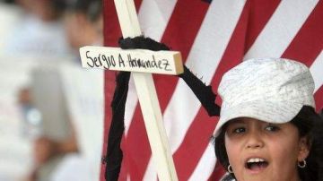La menor hispana Alondra Rojas de 9 años interviene en una protesta por la muerte del inmigrante  Sergio Adrián Hernández Guereca ocurrida en la frontera.