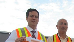 El presidente del Dynamo de Houston Chris Canetti (izquierda) al anunciar el partido ante Valencia.