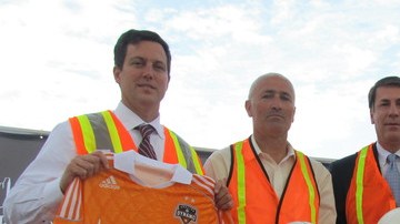 El presidente del Dynamo de Houston Chris Canetti (izquierda) al anunciar el partido ante Valencia.