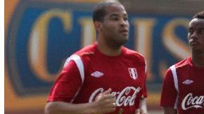 De der. a izq. los jugadores de la selección de Perú, Paolo Guerrero, , André Carrillo y  Alberto Rodríguez, tras una práctica del combinado inca.