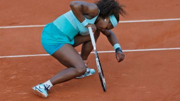 Serena Williams pierde la vertical en las postrimerías del partido.