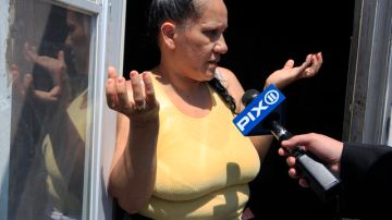 Norma Hernández era entrevistada por la prensa ayer en su hogar situado en Camden, Nueva Jersey.
