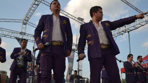 Jorge Medina, cantante de La Arrolladora Banda el Limón (der.), asegura que está bien de salud.