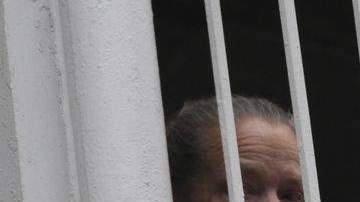 Julie Patz ve por la ventana de su apartamento en Soho, en Manhattan.