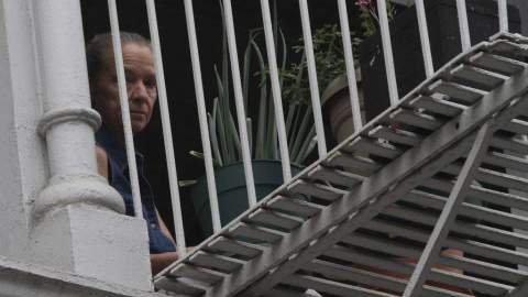Julie Patz ve por la ventana de su apartamento en Soho, en Manhattan.