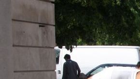 Voluntarios y empleados ayudan en la limpieza y embellecimiento de la Plaza Tenochtitlan, ubicada en las calles 18 y Blue Island, en Pilsen.