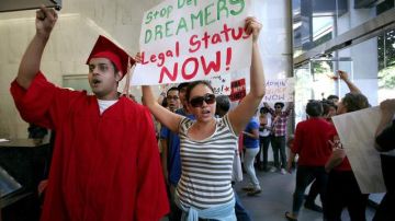 Jóvenes muestran su apoyo al DREAM Act y a  estudiantes que corrían el riesgo de ser arrestados el año pasado en LA.