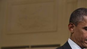 El presidente de EE.UU., Barack Obama, otorga la "Medalla de la Libertad" a la activista mexicoamericana Dolores Huerta.