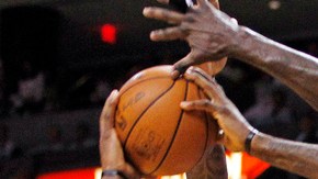 Kevin Garnett (der.) y Mickael Pietrus (atrás) tratan de bloquear un tiro de LeBron James (6).