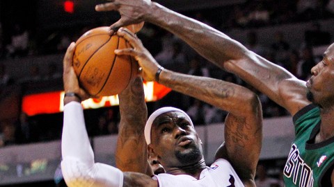 Kevin Garnett (der.) y Mickael Pietrus (atrás) tratan de bloquear un tiro de LeBron James (6).