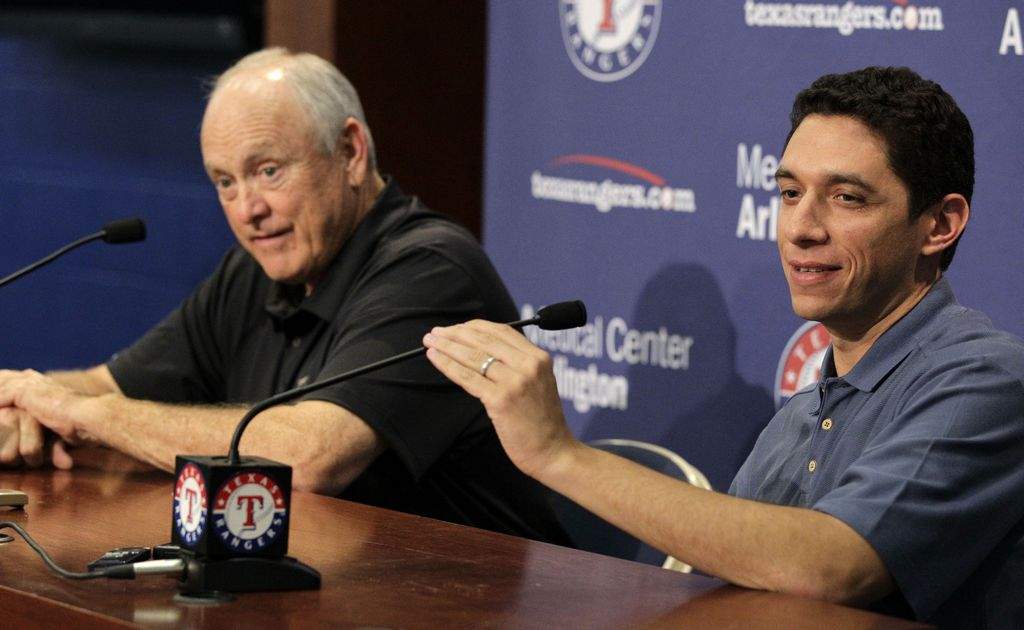 A la izquierda el presidente de los Rangers de Texas, Nolan Ryan; a la derecha Jon Daniels.