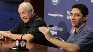 A la izquierda el presidente de los Rangers de Texas, Nolan Ryan; a la derecha Jon Daniels.
