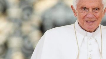 El Papa Benedicto XVI llega a la audiencia general semanal en la Plaza de San Pedro, en el Vaticano, ayer.