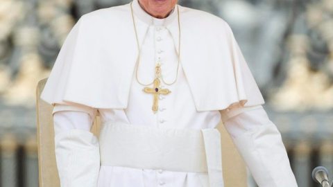El Papa Benedicto XVI llega a la audiencia general semanal en la Plaza de San Pedro, en el Vaticano, ayer.