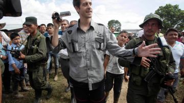Roméo Langlois (cen.), escoltado por rebeldes de las FARC , ayer.