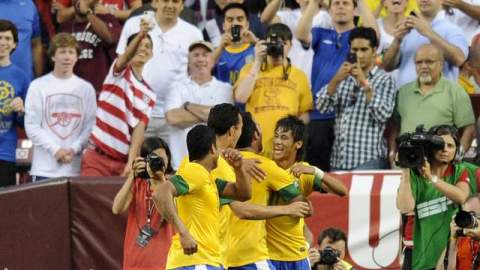 Neymar (der.) abrió el camino al fácil triunfo sobre EEUU.