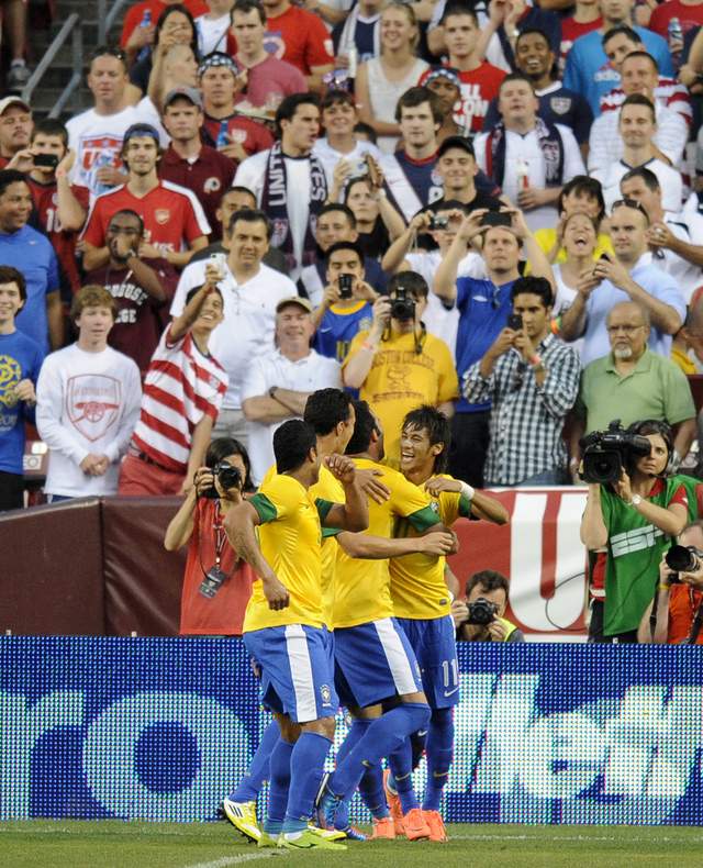 Neymar (der.) abrió el camino al fácil triunfo sobre EEUU.