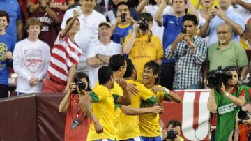 Neymar (der.) abrió el camino al fácil triunfo sobre EEUU.