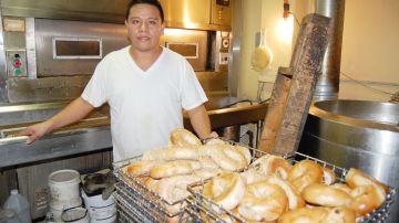 Al panadero Gilberto Sánchez, de El Bronx, le preocupa que el alcalde Bloomberg censure el pan, porque tiene muchas calorías.