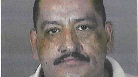 Javier Francis, de 49 años, es uno de los sospechosos buscado por las autoridades. A la derecha, el arma utilizada en el crimen.