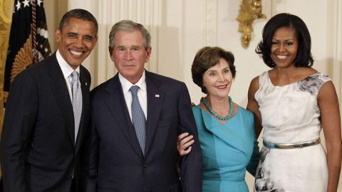 El presidente Barack Obama, el expresidente George W. Bush, Laura Bush y la primera dama Michelle Obama.