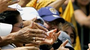 En el último sondeo difundido por el mismo matutino el 25 de abril pasado, Peña Nieto acumulaba un 42 por ciento de las preferencias electorales y López Obrador (en la foto) un 27 %.