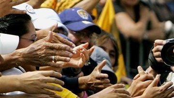 En el último sondeo difundido por el mismo matutino el 25 de abril pasado, Peña Nieto acumulaba un 42 por ciento de las preferencias electorales y López Obrador (en la foto) un 27 %.