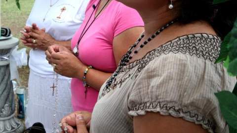 Unas 50 personas rezaban en 2010 porque la ley de Arizona no fuera aprobada.