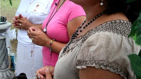 Unas 50 personas rezaban en 2010 porque la ley de Arizona no fuera aprobada.