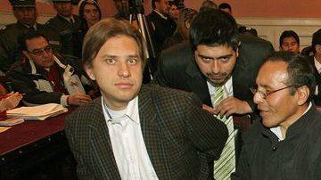 Dos implicados dialogan con sus abogados, ayer.