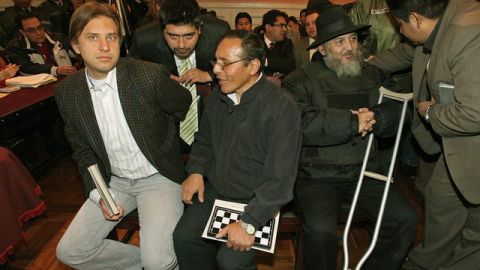 Dos implicados dialogan con sus abogados, ayer.