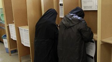 Monjas carmelitas votan en una casilla el referéndum este jueves en Dublin.