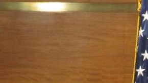 La alcaldesa de Houston Anisse Parker (izq.) y el senador federal John Cornyn (der.).