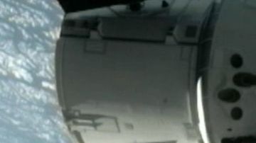 La cápsula privada no tripulada Dragón se conectó al brazo robótico de la Estación Espacial Internacional (EEI).
