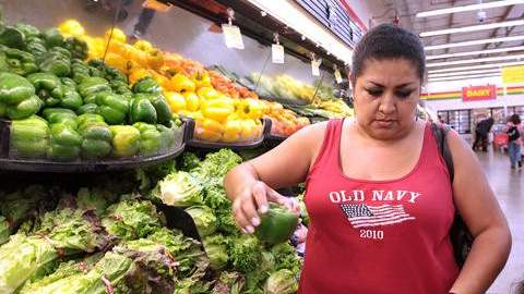 Ivonne Díaz con su pequeña hija Hanna, compran frutas y vegetales frescos.