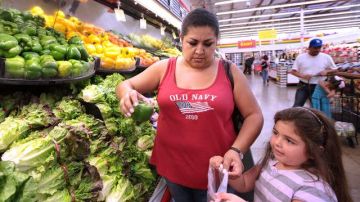 Ivonne Díaz con su pequeña hija Hanna, compran frutas y vegetales frescos.