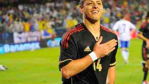 'Chicharito' Hernández celebra el gol de la victoria sobre el equipo bosnio, ayer, en el partido amistoso jugado en el Soldier Field.
